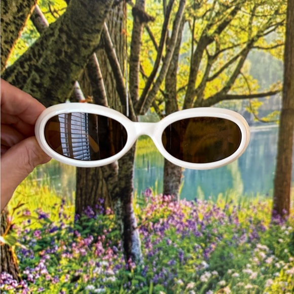 Urban Outfitters Mazzy 90s  oval sunglasses main image 14